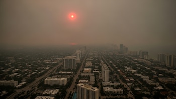 Miles de residentes reciben la recomendación de permanecer en casa por la mala calidad del aire en Florida