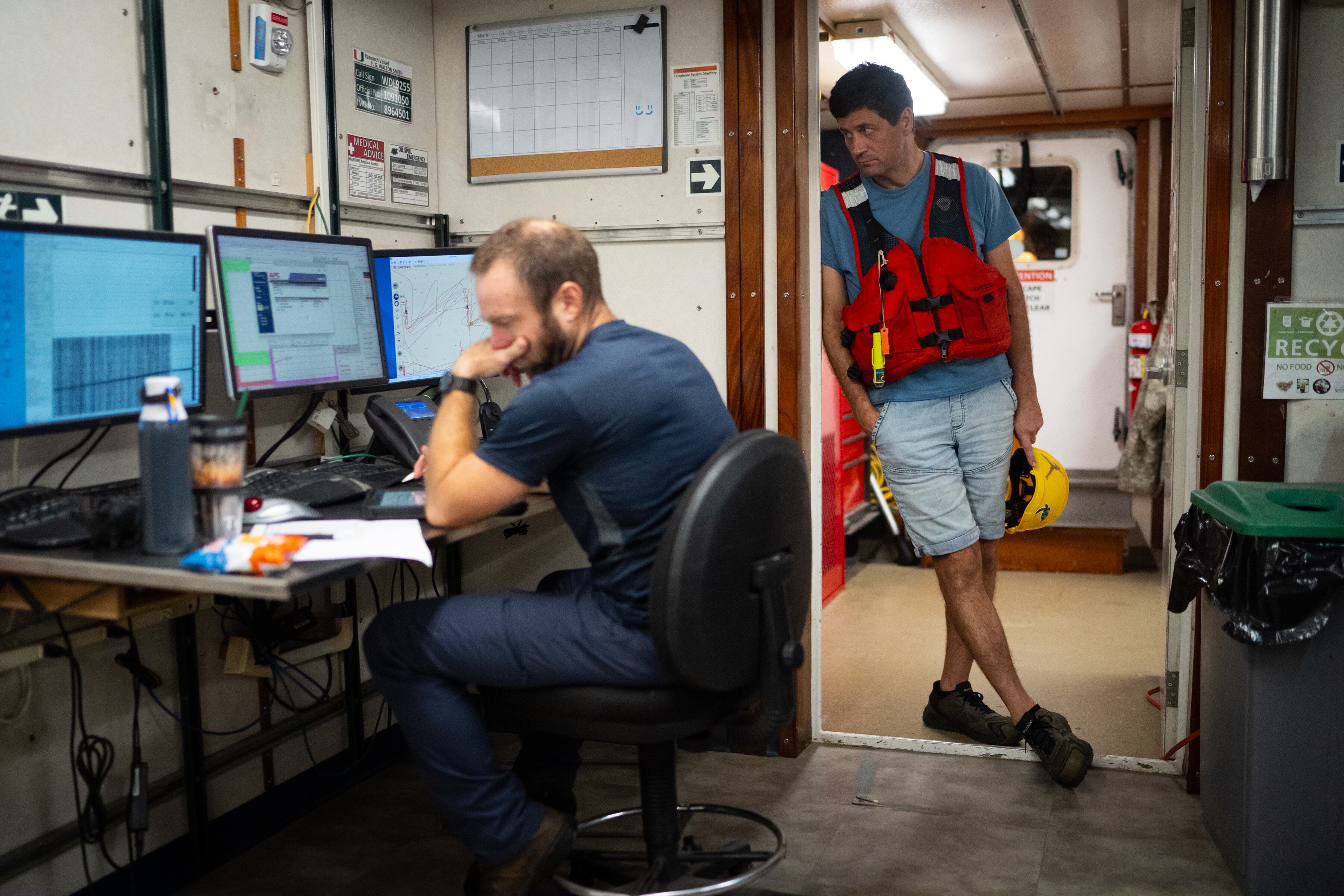 Aproximadamente a las 4 de la madrugada, el oceanógrafo Denis Volkov, a la derecha, comprueba cómo se encuentra Jay Hooper, que ayuda al equipo con la gestión de datos (Sarah L. Voisin/The Washington Post)