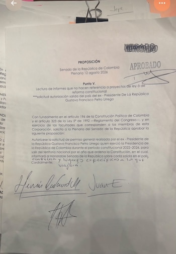 La proposición aprobada por el Senado autoriza a Gustavo Petro a salir del país durante el año siguiente a la terminación de su mandato, con la condición de informar previamente las fechas y los destinos de sus viajes -crédito cortesía