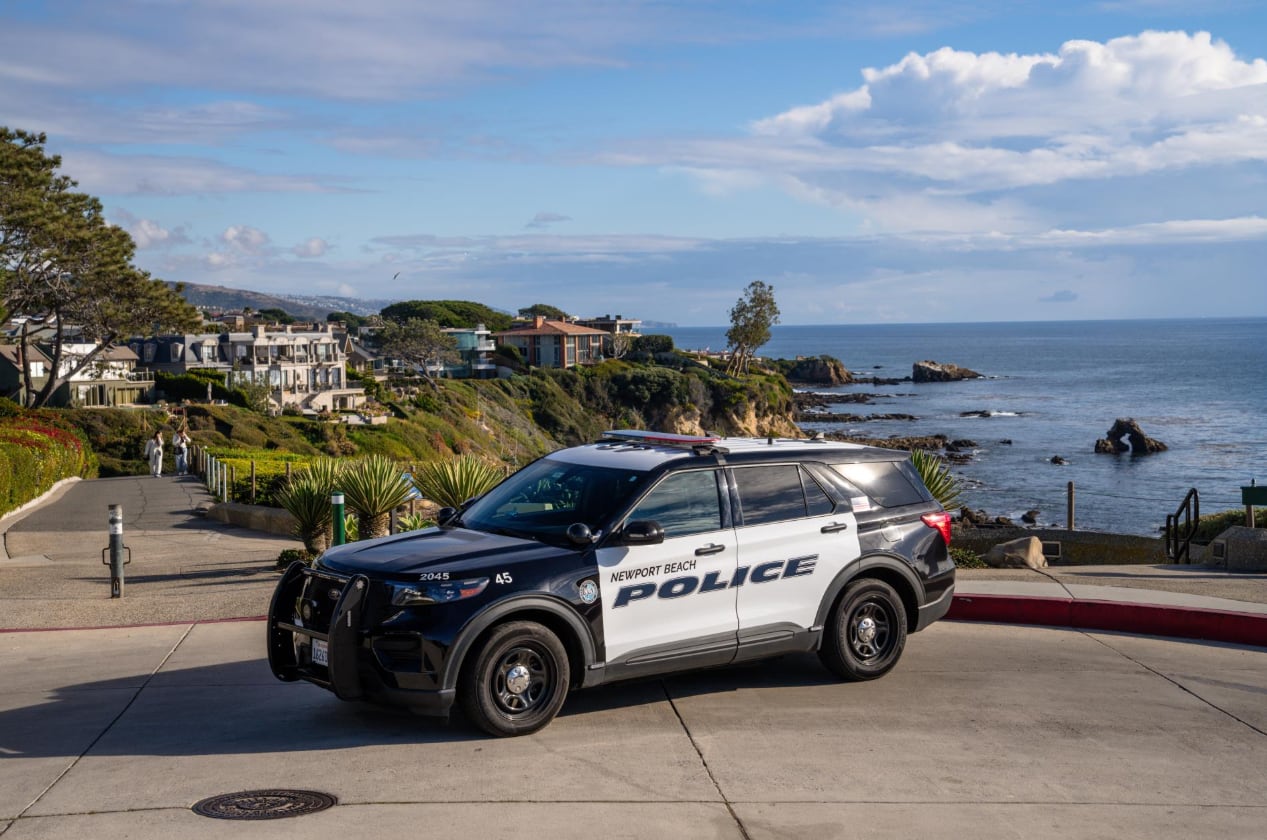 El cuerpo policial desplegó cientos de agentes y recurrió a refuerzos externos para controlar a los grupos y proceder con las detenciones (Newport Beach Police Department)