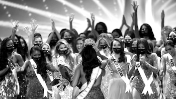 Una corona con 1,725 diamantes