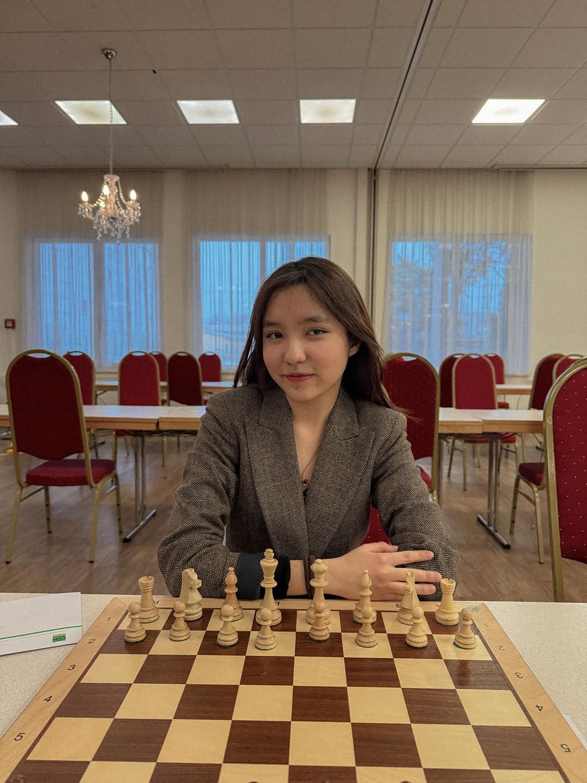 Nurman se sienta ante un tablero de ajedrez, poco antes del inicio de una partida en medio de la controversia por acusaciones de Magnus Carlsen.