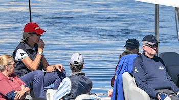 Juan Carlos I vuelve a disfrutar del mar en Sanxenxo junto a la infanta Elena y María Zurita