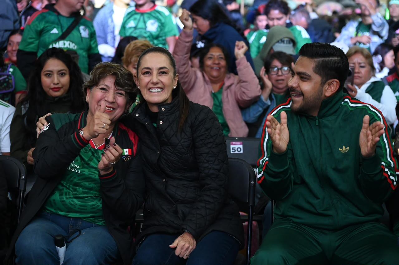 La presidenta y la mandataria mexiquense vieron juntas el partido de México contra Inglaterra. (Presidencia)