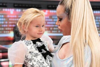 Luciana Salazar y su hija,