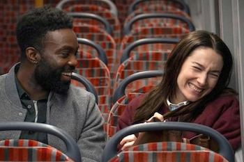 Paapa Essiedu y Siobhán Cullen ríen y lloran en 'Babies', de Stefan Golaszewski (Filmin)