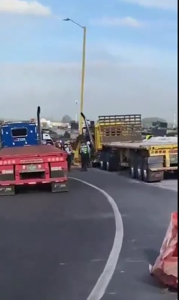 Dos siniestros con vehículos de carga aumentaron la congestión en el tramo de Calarcá, donde las autoridades atendieron las emergencias y trabajaron en la recuperación del tránsito - crédito Colombia Oscura/X