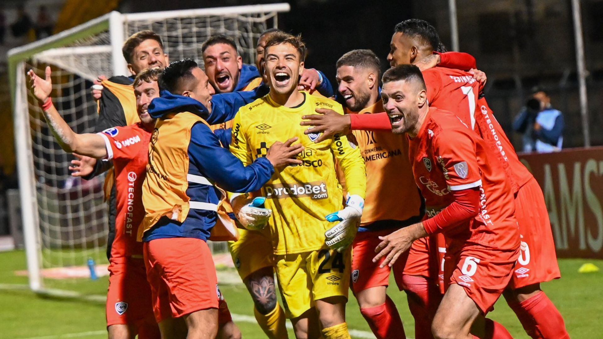 Cienciano eliminó a ADT y avanzó a la fase de grupos de la Copa Sudamericana 2025. El arquero Juan Bolado fue la figura con dos atajadas en los penales. - créditos: Cienciano