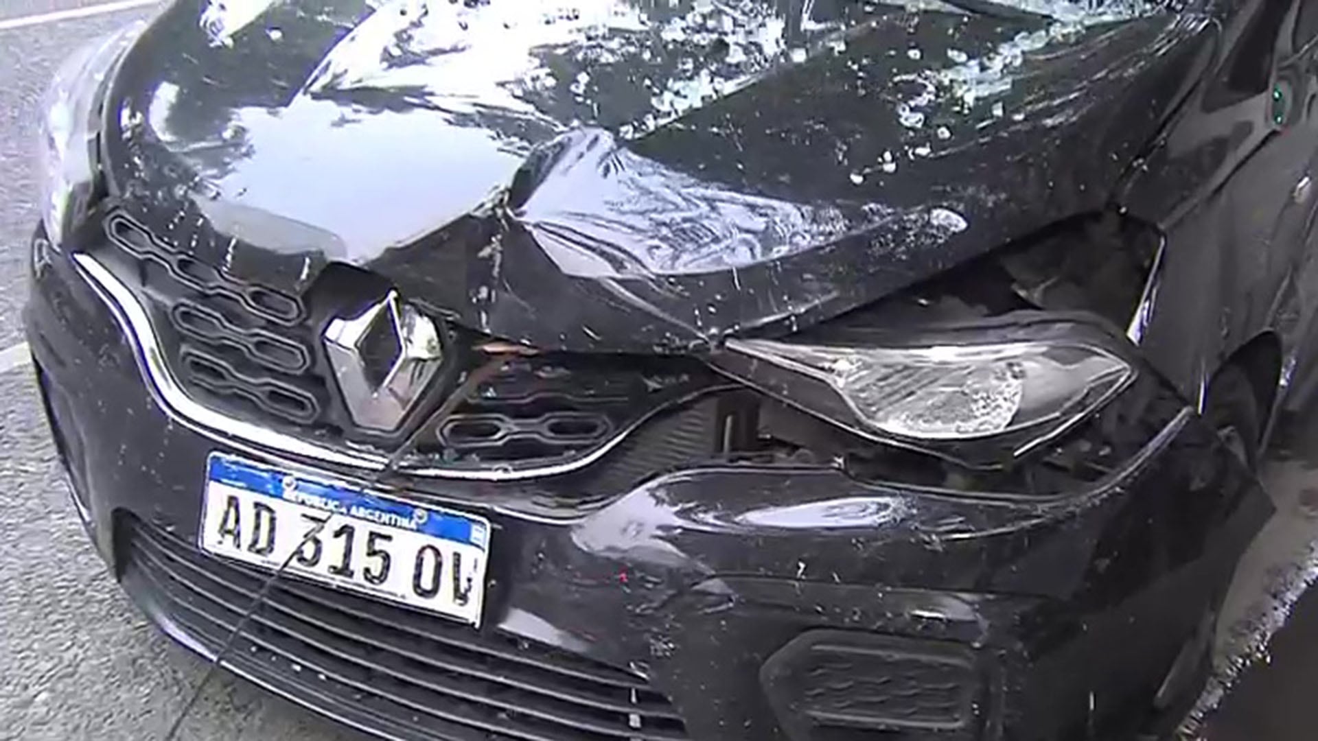 El frente de una camioneta negra presenta daños severos tras chocar contra el hall de un edificio en el barrio de Caballito, Buenos Aires, como se observa en la imagen. (Captura de video)