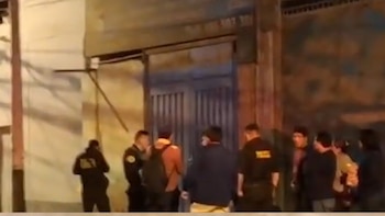 Los delincuentes llegaron en un vehículo y abandonaron una bolsa con explosivos y amenazas dirigidas al propietario (Captura de pantalla de Panamericana TV).
