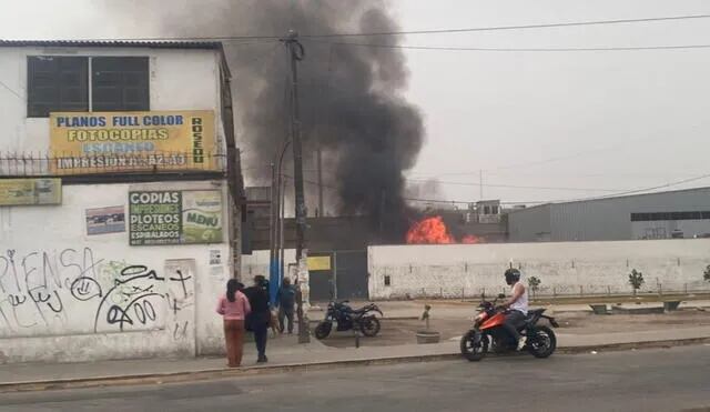 El fuego afectó instalaciones eléctricas y letreros luminosos dentro del campus. No se reportaron heridos.Foto: difusión