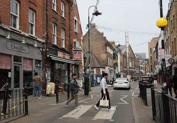Los vecinos de Brick Lane, el corazón de la comunidad bangladesí en Londres, se oponen al proyecto de construcción de un centro de datos en una antigua fábrica de cerveza (Reuters)