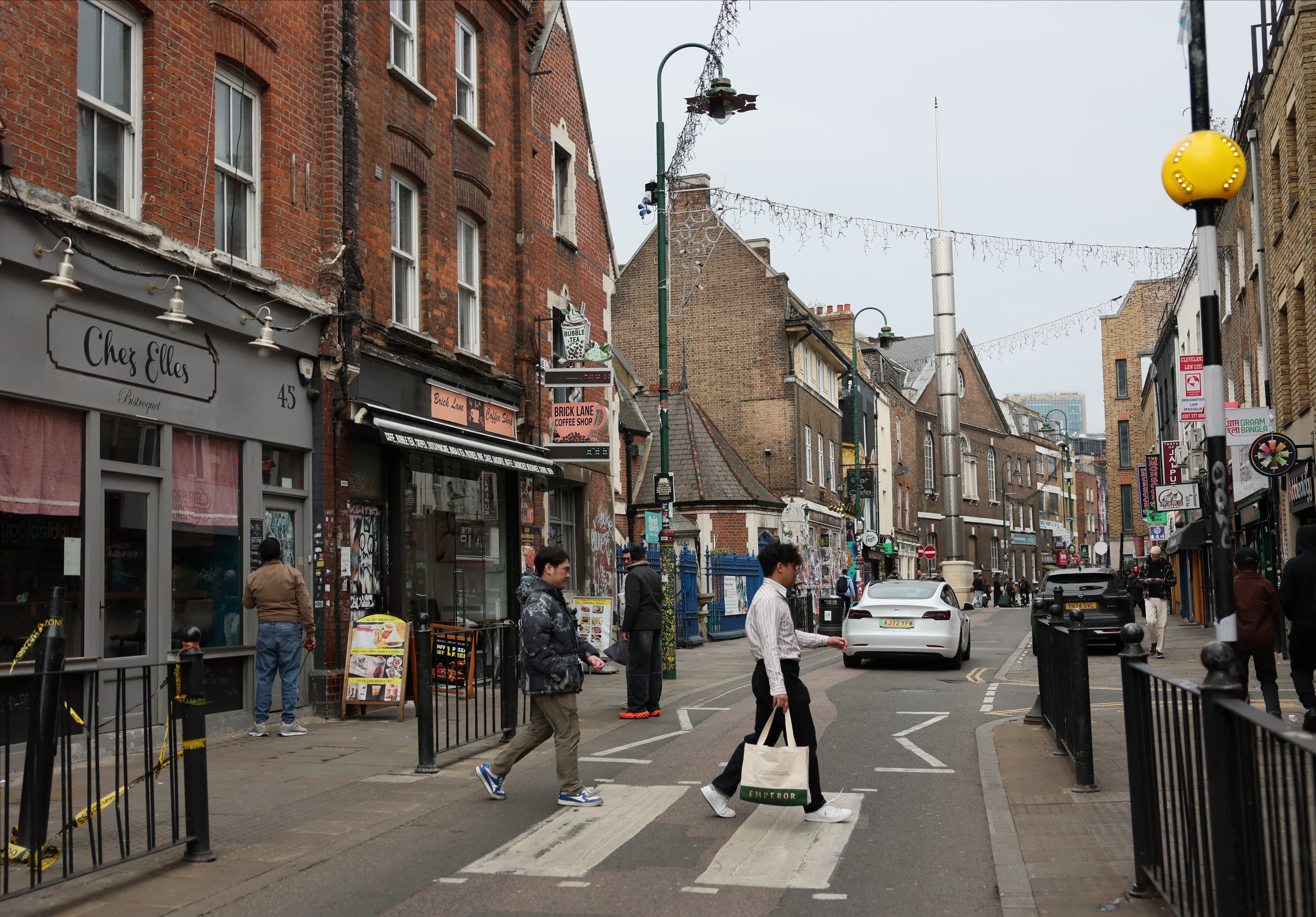 Los vecinos de Brick Lane, el corazón de la comunidad bangladesí en Londres, se oponen al proyecto de construcción de un centro de datos en una antigua fábrica de cerveza (Reuters)