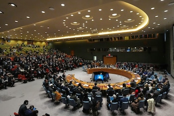 Los asistentes escuchan mientras el