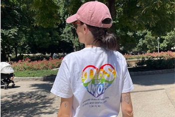 Reverso de la camiseta de Águeda con la bandera LGTBI+ y el lema "Dios es amor". (Imagen cedida)