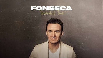 El reconocido artista Fonseca posa