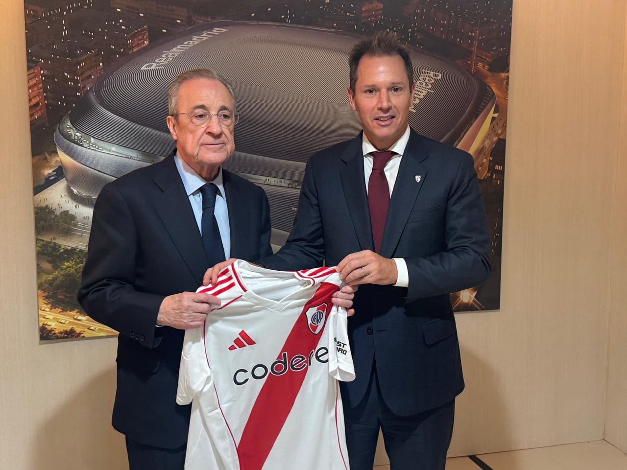 Florentino Pérez y Jorge Brito sostienen una camiseta de River Plate (@JorgeBrito)