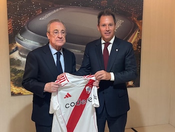 Florentino Pérez y Jorge Brito sostienen una camiseta de River Plate (@JorgeBrito)