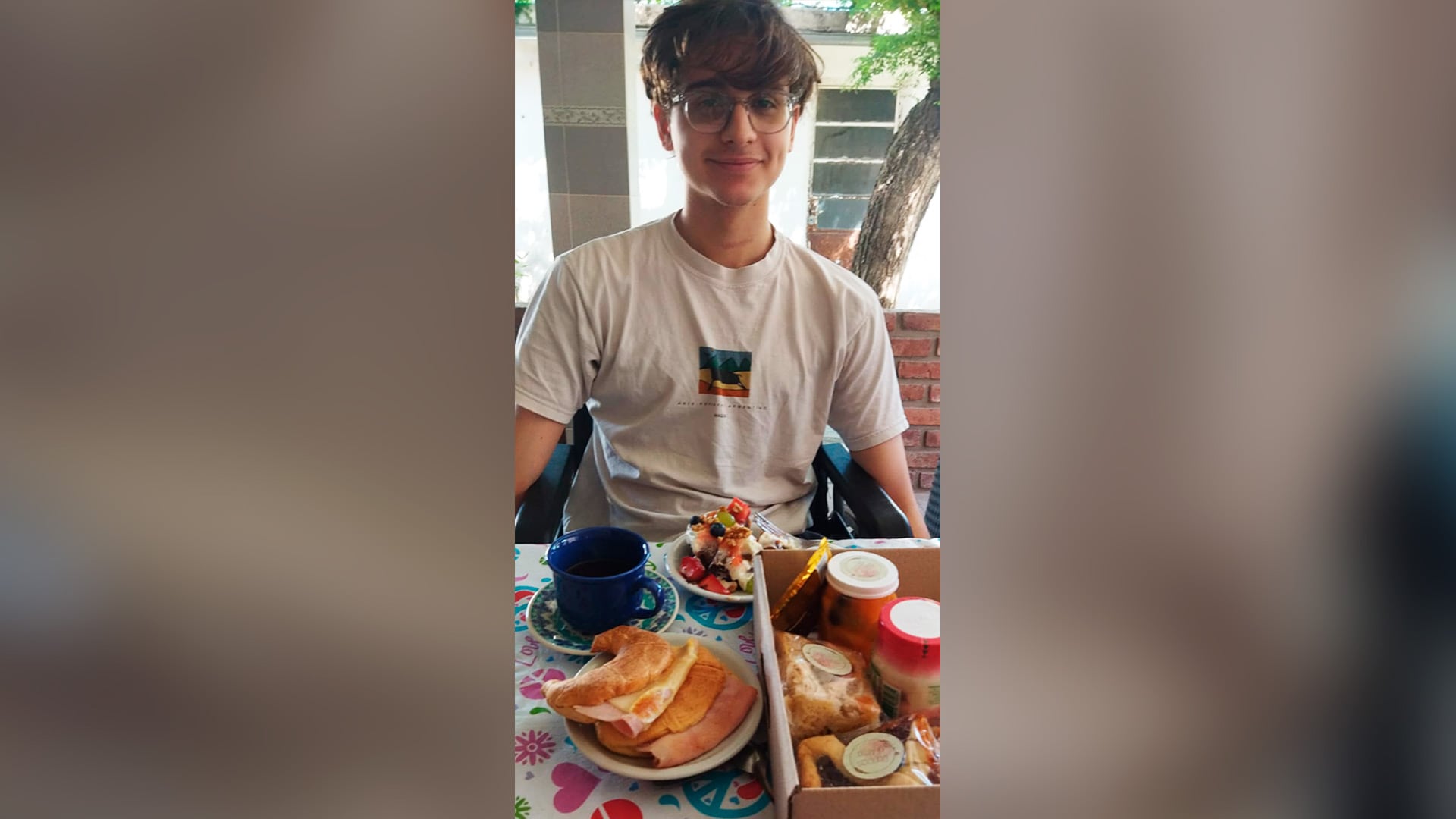 Matías hace unos días, luego de recibir un desayuno que le enviaron sus profesores de la escuela Dante Alighieri donde estudió (Foto/Gentileza Familia Bottoni)