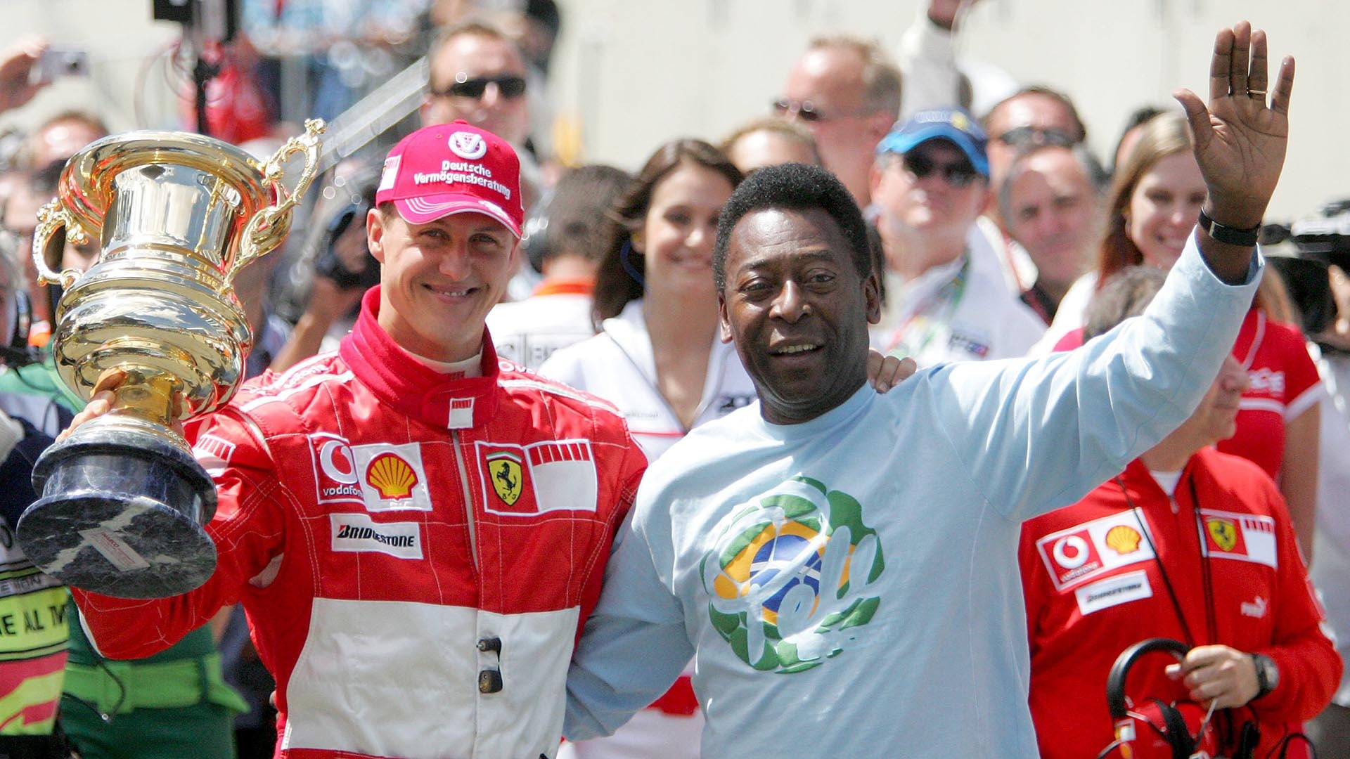 Pelé le ofrendó un trofeo a Michael Schumacher como reconocimiento a su carrera. En ese momento era el retiro definitivo del alemán (Photo by Clive Rose/Getty Images)