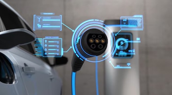 Conector de carga de vehículo eléctrico con pantallas holográficas azules que muestran datos de energía limpia y el progreso de la carga en un coche blanco