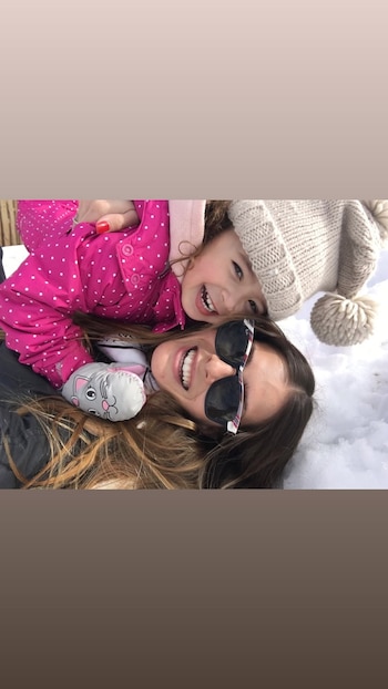 Otra imagen mostró a la China Suárez y Rufina acostadas en la nieve durante uno de sus viajes