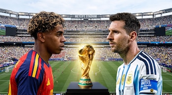 Dos futbolistas, Lionel Messi y Lamine Yamal, de pie frente a frente con la Copa del Mundo en un pedestal, en el MetLife Stadium con público en las tribunas.