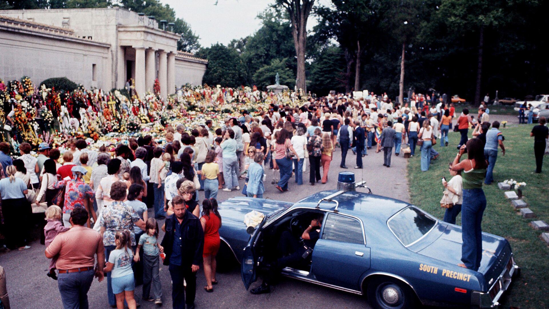 9 de agosto de 1977 - Memphis, TN, EE. UU. - Cementerio Forest Hill, Midtown. Más de 50.000 fans, algunos de los cuales permanecieron en vigilia durante toda la noche a las puertas del cementerio, caminaron el último kilómetro para rendir homenaje a Elvis Presley, y se marcharon con las flores que adornaban su mausoleo (Credit Image: © The Commercial Appeal/ZUMApress.com)