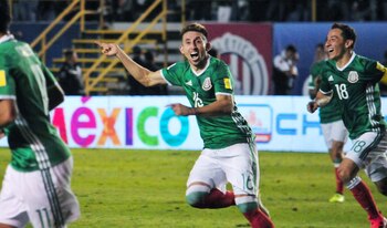 Héctor Herrera portando la playera