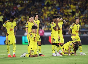 Jugadores del América se lamentan de la eliminación.