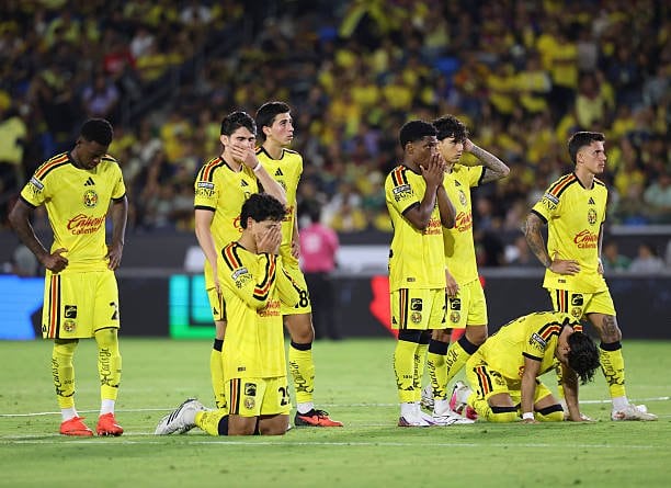 Jugadores del América se lamentan de la eliminación.
