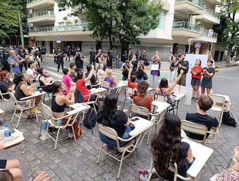 Clases públicas frente al deptartamento de Adorni en Caballito