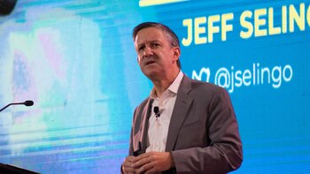 Estudió a las universidades de