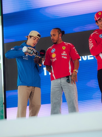 Franco Colapinto le enseñó a Lewis Hamilton a preparar el mate