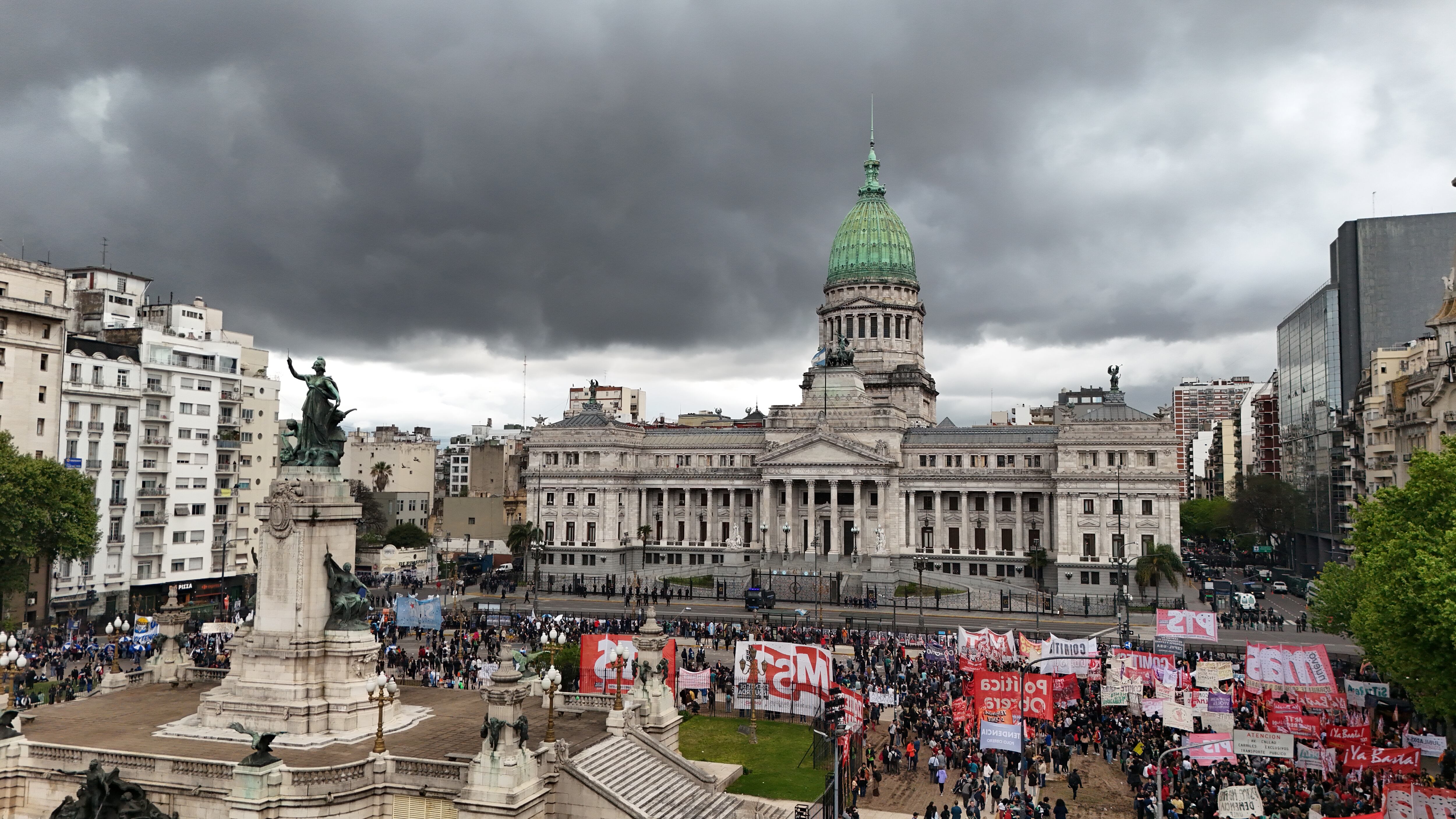 Miles de personas marcharon al Congreso para exigir el cumplimiento de la Ley de Financiamiento Universitario (Foto: Gastón Taylor)