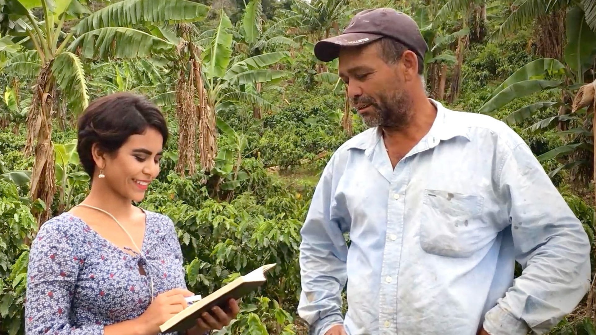Viviana Montenegro entrevista a su tío Edgard Montenegro sobre buenas prácticas de cultivo de café, en 2017. Dos años mas tarde Edgard sería asesinado en Honduras (Foto cortesía)