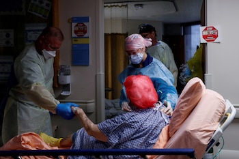 FOTO DE ARCHIVO: Miembros de un equipo médico transportan a un paciente a su habitación en la unidad médica de COVID en el Hospital Sarasota Memorial en Florida, Estados Unidos, el 21 de septiembre de 2021 (REUTERS/Shannon Stapleton)