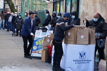 Filas para recibir comida de