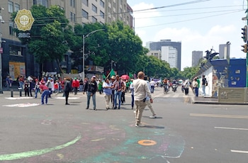 Manifestantes que avanzan desde la calle Francisco I. Madero ingresan a la Plaza de la Constitución (X@OVIALCDMX)