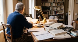 Volver a la universidad a los 72: cuatro cuadernos, Kant de madrugada y un amor desde la cardiología hasta la filosofía