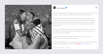 Fotografía en blanco y negro de una pareja sentada en las gradas de un estadio, besándose. El hombre usa una camiseta con la palabra Argentina