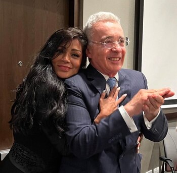 “Aquí estamos señor”: Marbelle reafirmó su apoyo a Álvaro Uribe. Twiiter @Marbelle30