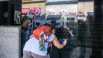 Una mujer vandaliza un templo