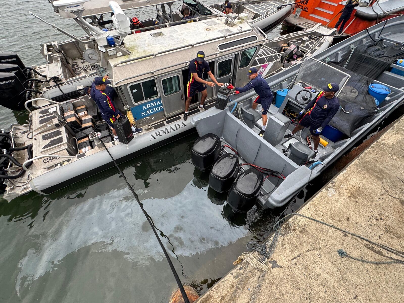 En su intento por escapar, arrojaron al mar 87 bultos de diferentes formas y tamaños - crédito Armada