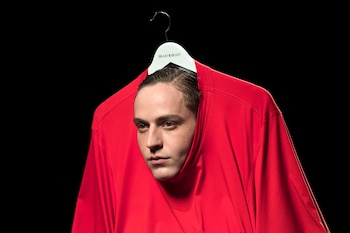 La marca madrileña instalada desde el 2010 impactó en la pasarela con sus pasadas innovadoras. Los modelos lucieron ítems delirantes. Uno de ellos, una campera sobre la percha colocada en la cabeza