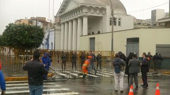 La Policía peruana impide el