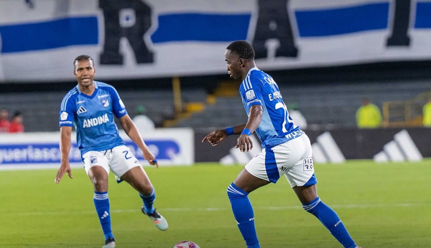 Danovis Banguero y Edwin Mosquera, durante el partido de Millonarios vs. Once Caldas - crédito Millonarios FC