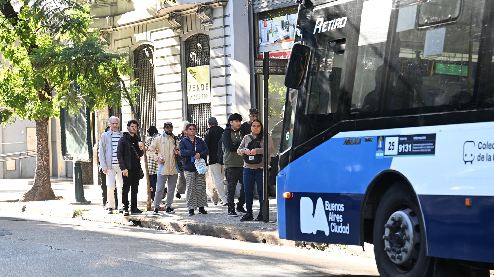 Usuarios del AMBA enfrentaron demoras y complicaciones por la reducción de servicios de colectivos en distintas líneas.