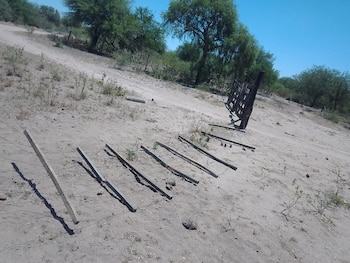 Alambres rotos en el campo