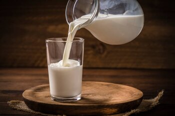 Aunque la leche aporta varios nutrientes, no es esencial en la dieta. Foto: (iStock)